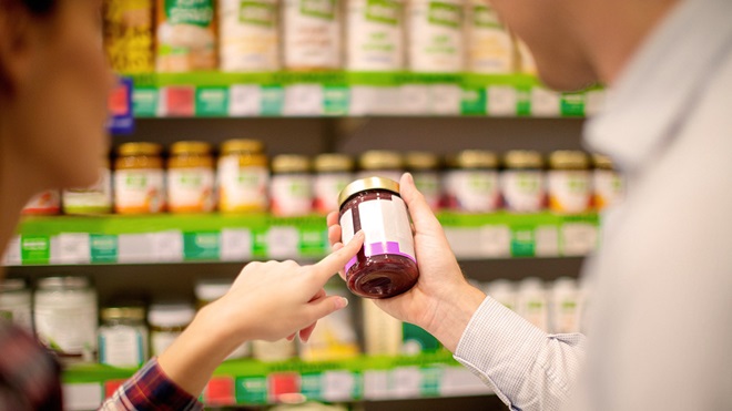 couple_looking_at_nutrition_label_on_jar